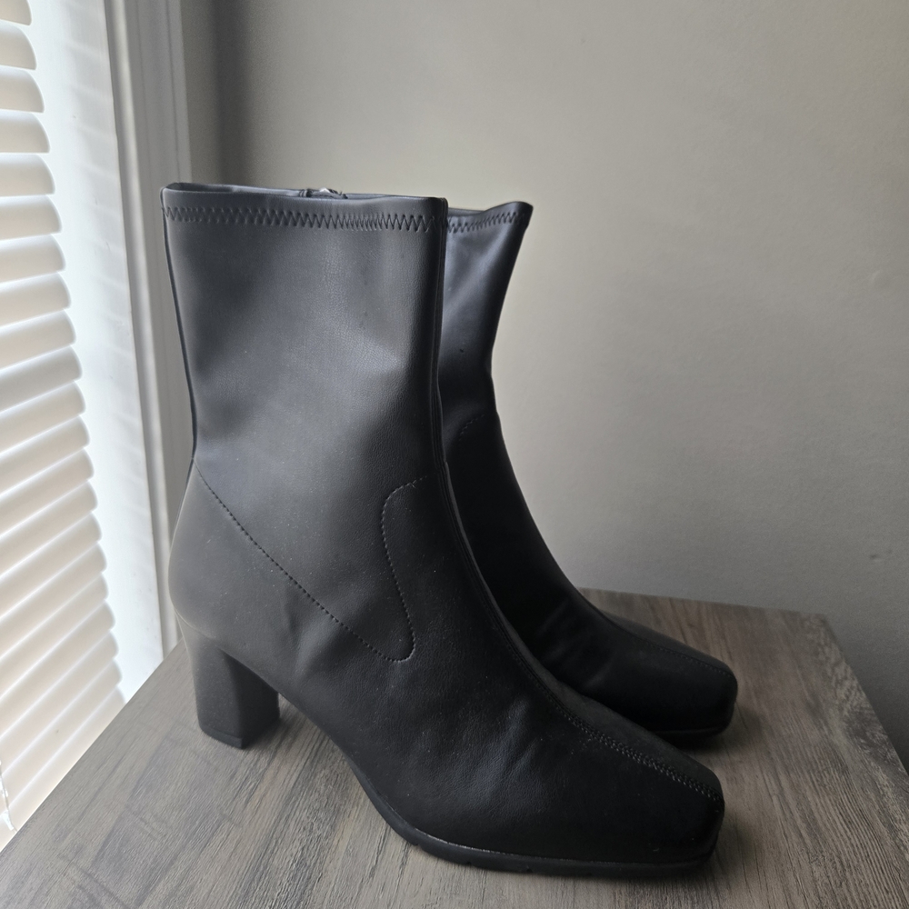 AEROSOLES Black Heeled Boots Modern Minimalist Design